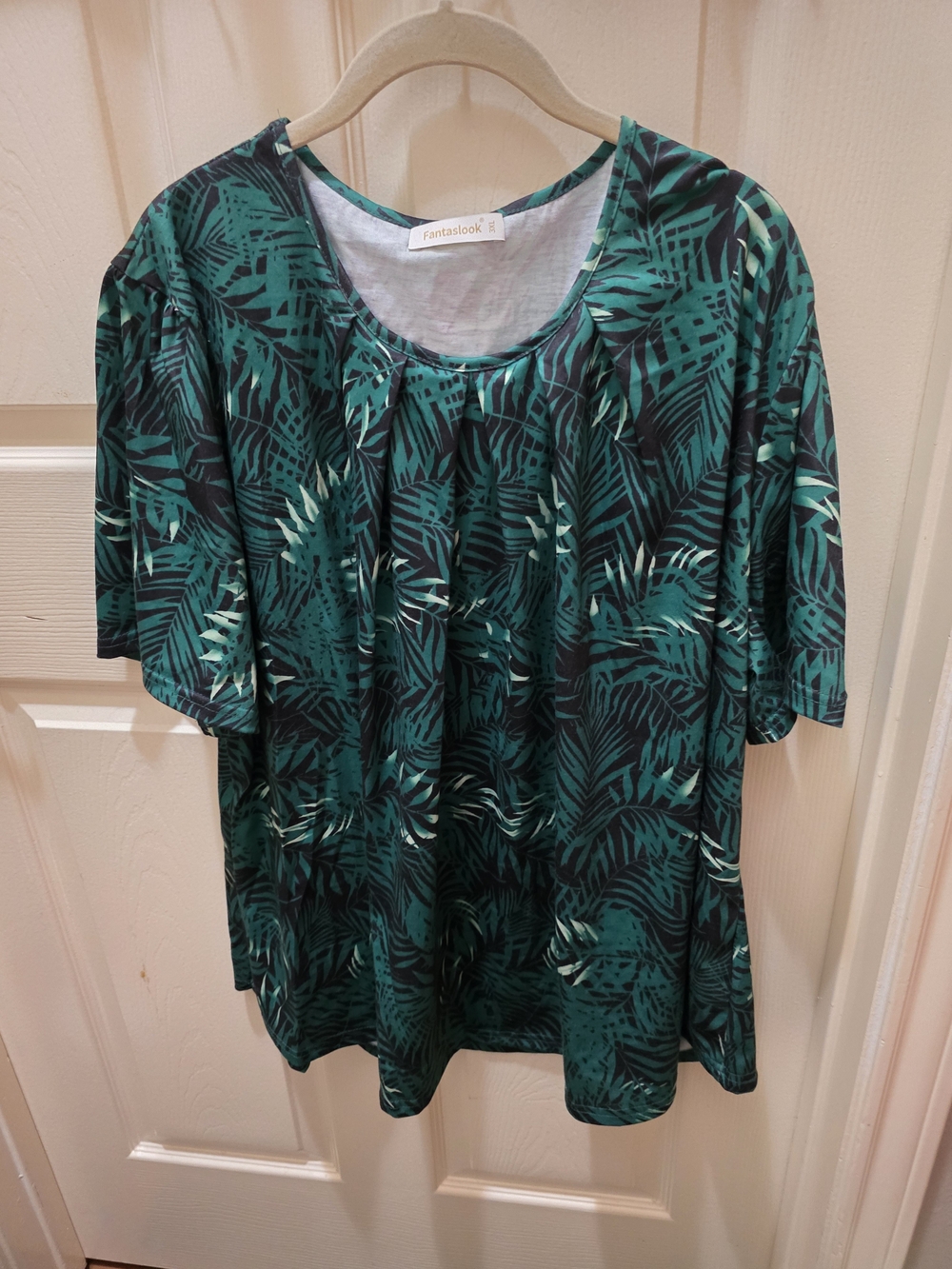 NWOT- Fantaslook Women's Green Leaf Print Short Sleeve Top